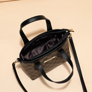 Braune Monogramm-Beuteltasche für Damen mit schwarzen Henkeln und Gold-Reißverschluss