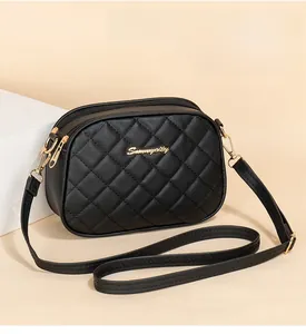 Détails du sac matelassé noir avec double fermeture éclair dorée et bandoulière réglable