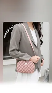 Vue détaillée du sac bandoulière rose à motif géométrique et boucle papillon