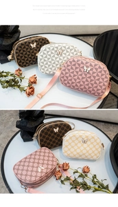 Détails de sacs bandoulière vintage avec boucles papillon et bandoulières en textile doux