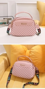 Détail d'un sac à main rose avec double fermeture éclair et bandoulière LOVE colorée