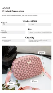 Détail du sac à bandoulière en PU rose avec texture géométrique et boucle papillon