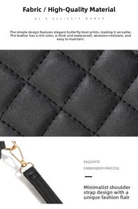 Détail du cuir matelassé imperméable et de la boucle en métal doré sur le sac à bandoulière noir