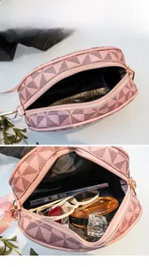 Vue verticale de l'intérieur du sac à bandoulière rose à motif géométrique et grande capacité