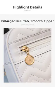 Détail du sac en cuir blanc matelassé en V avec fermeture éclair dorée et tirette large