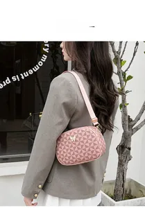 Vue détaillée du sac rose à motif géométrique avec boucle papillon dorée et bandoulière
