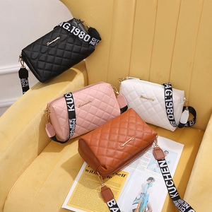 Quilted PU Leather Crossbody Bag For Women Dual Zipper Camera Bag With Wide Letter Print Strap Chic Fashion