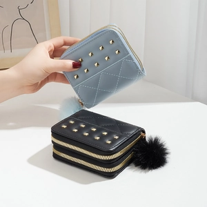 Mini porte-monnaie en PU à rivets avec double zip et pompon en peluche en deux couleurs
