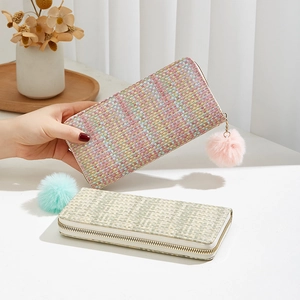 Portefeuille long tissé minimaliste avec pompon en peluche et fermeture éclair dorée
