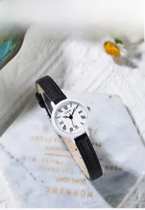 Dettaglio dell'orologio minimalista GEDI con cinturino in pelle nera e numeri romani