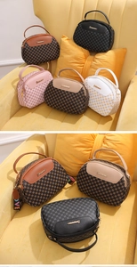 Détail de l'imprimé géométrique et bandoulière large brodée 'LOVE' sur le sac à main