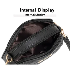 Vue de dessus du sac bandoulière matelassé noir avec double compartiment zippé doré