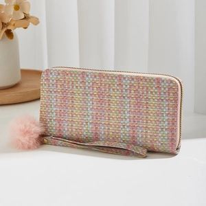 Portefeuille long tissé à carreaux avec dragonne et pompon en fourrure rose