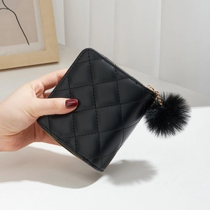Mini portefeuille noir matelassé avec rivets et pompon en fausse fourrure douce