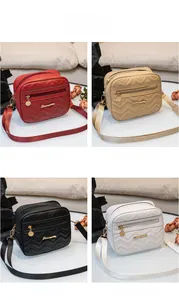 Détails des sacs bandoulière matelassés en V en rouge, kaki, noir et blanc