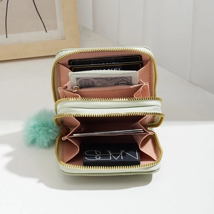 Porte-monnaie riveté vert menthe matelassé avec double zip, fentes cartes et pompon doux