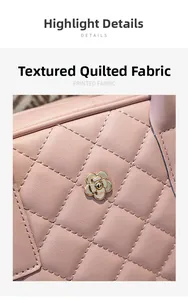 Dettaglio della trama in pelle trapuntata rosa con accessorio in metallo a camelia