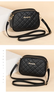 Gros plan sur un sac photo en cuir matelassé noir avec logo doré et double fermeture