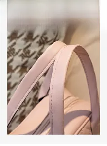 Dettaglio di borsa rosa trapuntata che mostra il manico confortevole e le cuciture fini