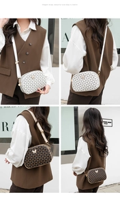 Détails du sac bandoulière vintage pour femmes avec motif triangle et fermoir papillon