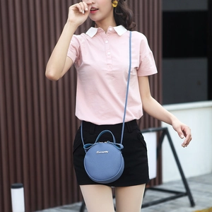 Petit sac rond bleu ciel en cuir texturé avec poignée supérieure et bandoulière fine