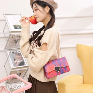 Chic gradient snakeskin pattern crossbody bag with golden chain strap for women