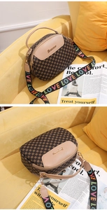 Détail d'un sac à main vintage pour femme avec bandoulière LOVE colorée sur fond chaud