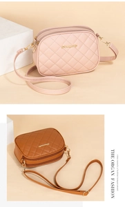 Vue détaillée du sac appareil photo matelassé avec broderie et double fermeture éclair