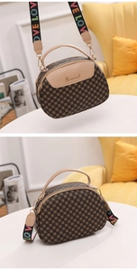 Détail du sac bandoulière marron monogramme avec large bandoulière tissée lettres LOVE