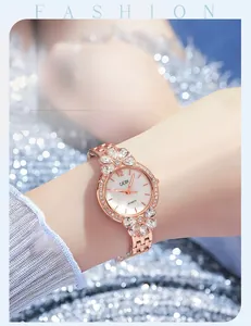 Dettaglio dell'orologio al quarzo floreale oro rosa con strass scintillanti sul polso