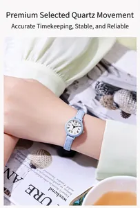 Dettaglio dell'orologio al quarzo da donna minimalista con cinturino in pelle celeste e numeri
