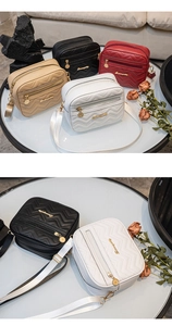 Détails du sac bandoulière matelassé à motif de vagues avec logo et accessoires dorés