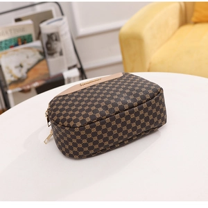 Détail d'une trousse de maquillage rétro avec fermeture dorée sur fond blanc