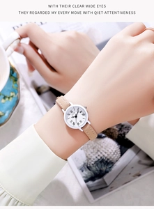 Dettaglio dell'orologio GEDI con quadrante bianco e cinturino sottile in pelle color beige