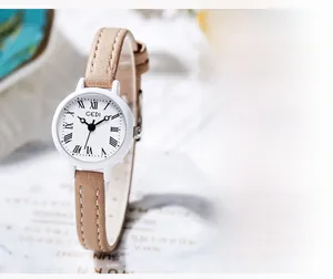 Primo piano dell'orologio al quarzo vintage GEDI con numeri romani e cinturino in pelle kaki