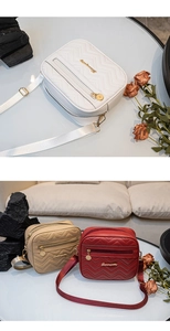 Détail du sac bandoulière matelassé à vagues avec logo doré et bandoulière en tissu