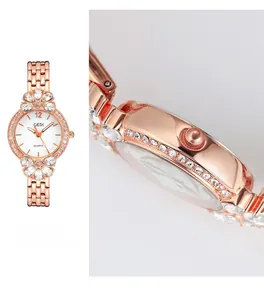 Dettaglio macro della cassa a forma di fiore oro rosa con cristalli scintillanti