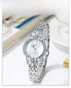 Dettaglio orologio al quarzo argento con cassa a fiori in strass e quadrante in madreperla
