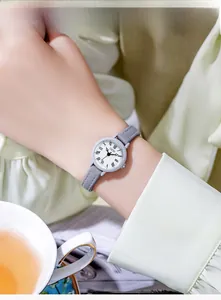 Dettaglio dell'orologio GEDI vintage al quarzo con cinturino grigio e numeri romani
