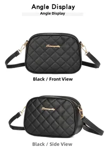 Détails de la texture matelassée noire et du logo métallique doré sur le sac bandoulière