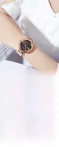Vue détaillée de la montre quartz GEDI or rose avec cadran dégradé café et motif G