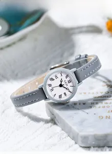Primo piano dell'orologio al quarzo retrò da donna con cinturino in pelle grigia