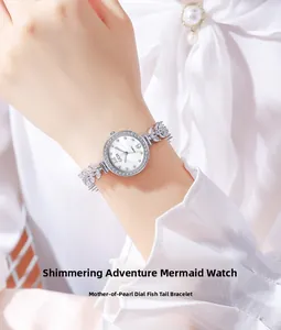 Dettaglio dell'orologio GEDI con bracciale a coda di pesce e quadrante in madreperla