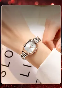 Gros plan montre femme GEDI luxe avec lunette ovale en diamants et bracelet bicolore