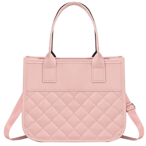 Sac à main en cuir matelassé rose avec bandoulière réglable et détails dorés brillants