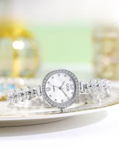 Dettaglio del cinturino a coda di pesce argento e strass lucenti su orologio donna