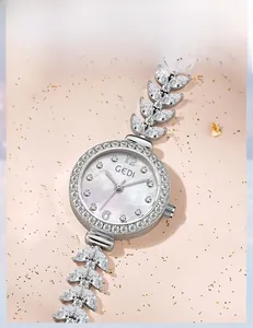 Vista macro dell'orologio di lusso in argento con quadrante in madreperla e strass a foglia