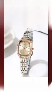 Vue détaillée du cadran ovale en or rose avec lunette sertie de zircons et bracelet en acier