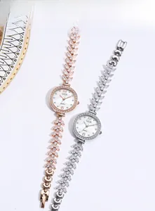 Dettaglio dell'orologio di lusso da donna con cinturino di cristallo a forma di foglia