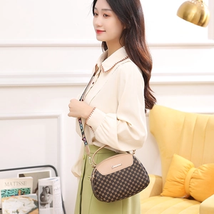 Sac à main beige et marron à motifs avec large bandoulière textile 'LOVE' élégante